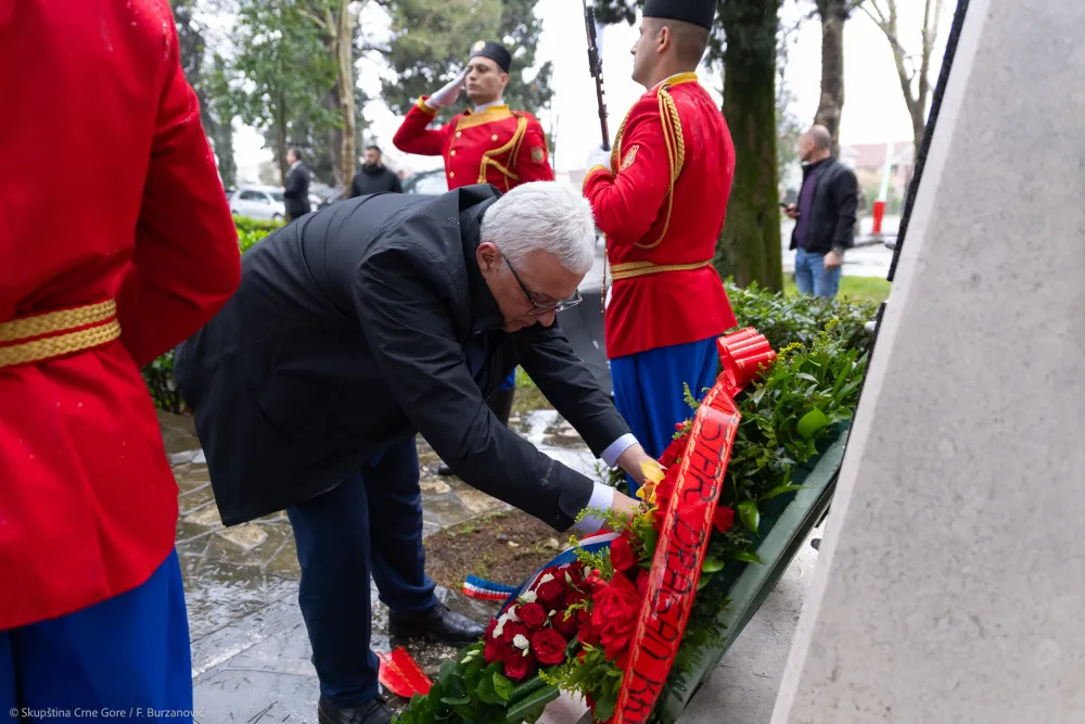 Mandić položio vijence u kasarnama Danilovgrad i Masline