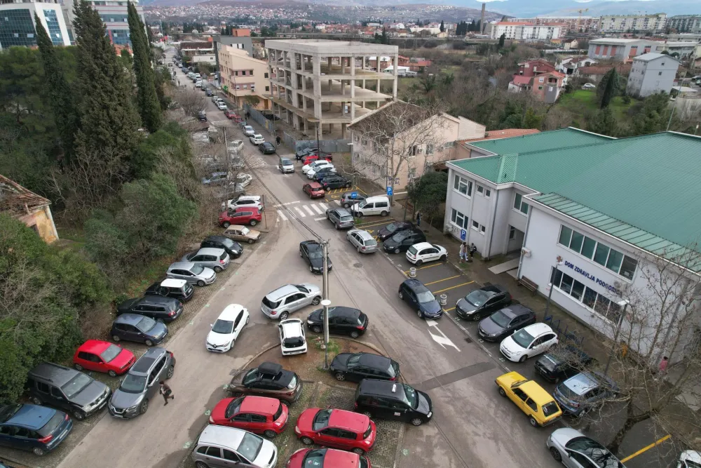 Saobraćajni haos sve vi&scaron;e uzima maha: Garaže stoje &bdquo;parkirane&rdquo; u obećanjima