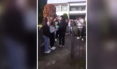 (VIDEO) Aplauzi za heroja: Mladić koji je spasio 21 osobu u Kočanima dočekan u svojoj gimnaziji