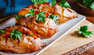 Punjeni batat s prelivom od humusa idealan obrok za ljubitelje biljne ishrane