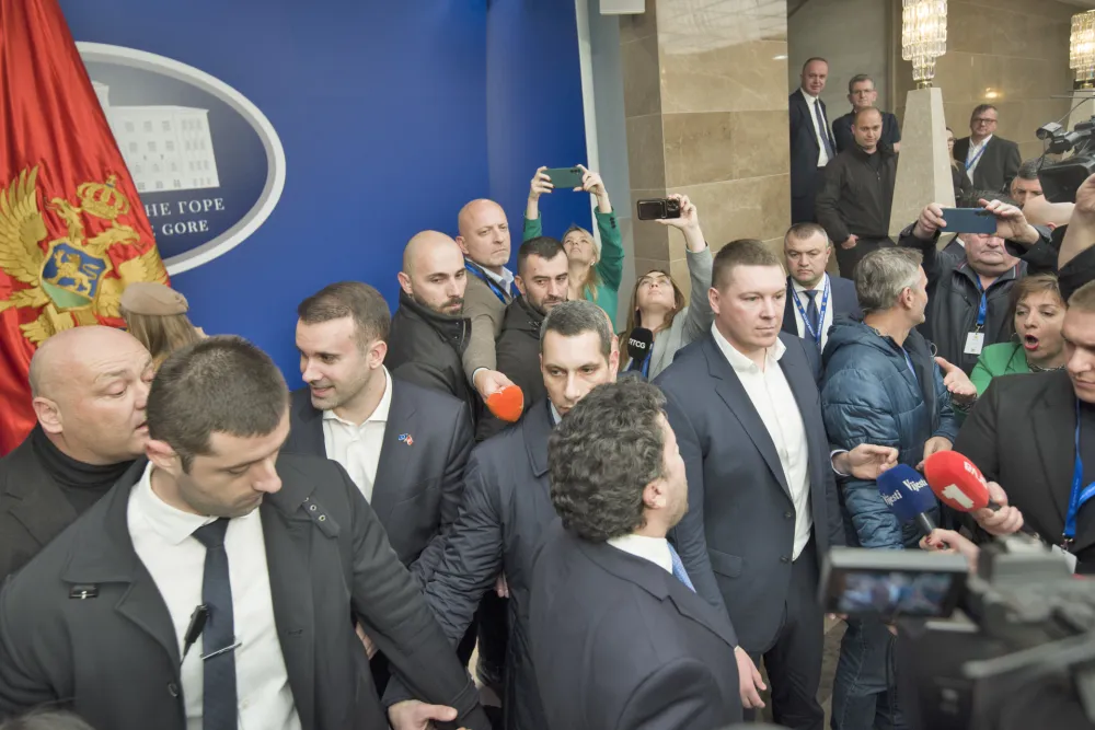 Premijerski sat bez "živih" pitanja većine opozicije