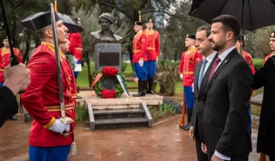 (FOTO) Milatović položio vijenac na spomenik Vasu Brajoviću: Crna Gora s ponosom njeguje spomen na njegov lik i djelo