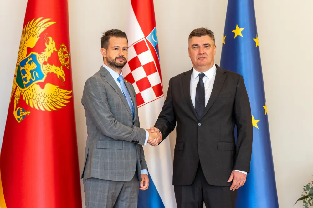 Milatović poklanja Milanoviću kopiju Njego&scaron;evog pisma banu Jelačiću