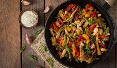 Vok s piletinom i povrćem brz i ukusan obrok