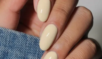 Puter žuti nokti je proljećno- ljetnji trend za 2025.