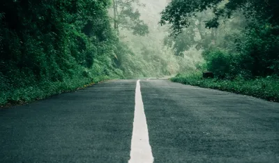 U Crnoj Gori jutros se saobraća uglavnom po suvim putevima, kazali su iz Auto moto saveza (AMSCG) i upozorili da su duž klisura i usjeka mogući sitniji odroni.