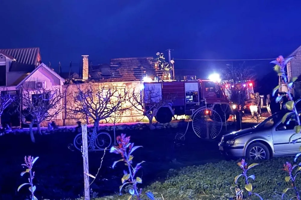 Nik&scaron;ić: Požar na krovu stambenog objekta