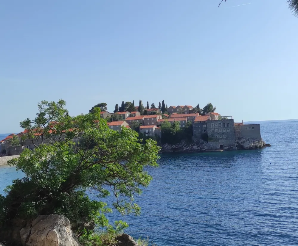Protest u Budvi zbog najave dogovora Vlade i zakupca hotela Sveti Stefan