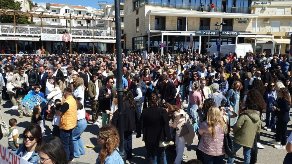 (FOTO/VIDEO) Protest na Maloj plaži: "Ulcinj nije tržni centar"