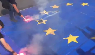 (VIDEO) Studenti u Italiji zapalili zastavu EU: "Ne bombama, ali &scaron;kole za sve"