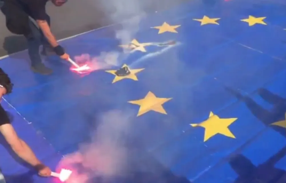 (VIDEO) Studenti u Italiji zapalili zastavu EU: "Ne bombama, ali &scaron;kole za sve"