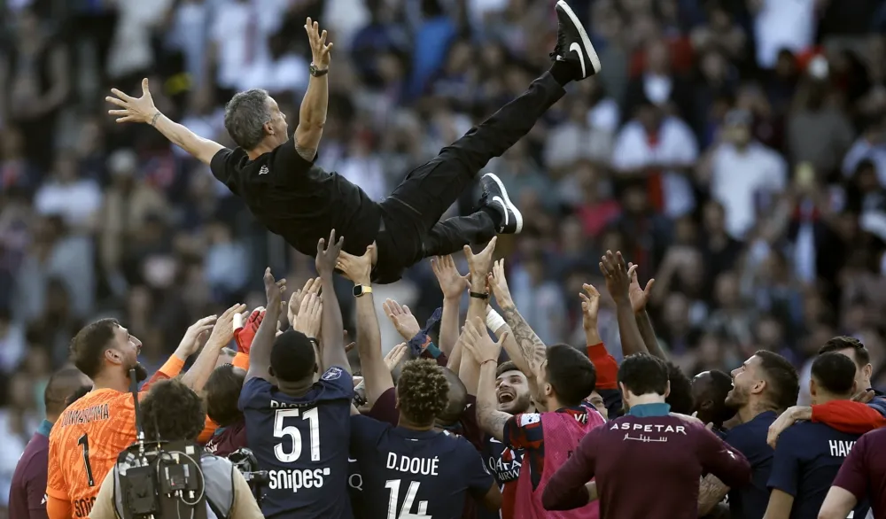 Luis Enrike na rukama igrača PSŽ-a