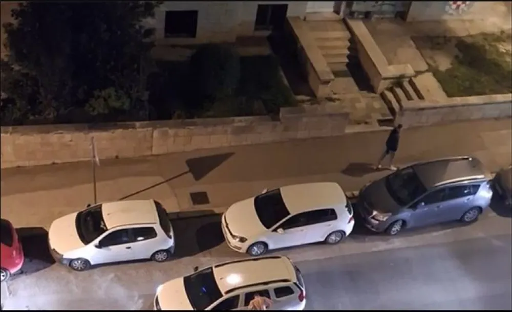 Izgred u Splitu: Nagi mu&scaron;karac grizao ljude i razbijao stakla na autima glavom