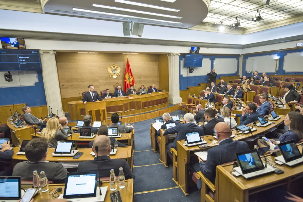 Poslanicima plate veće i do 530 eura