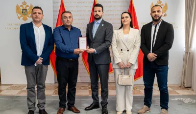 Milatović posthumno odlikovao Marinu Gojković Ordenom rada za posvećen rad na integraciji romske i egipćanske populacije