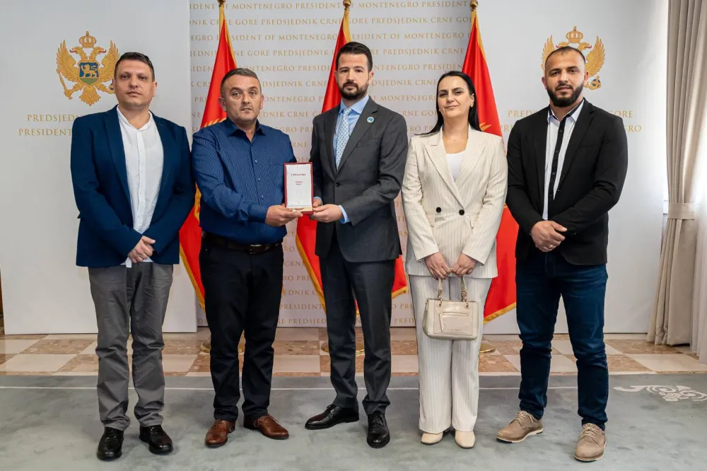 Milatović posthumno odlikovao Marinu Gojković Ordenom rada za posvećen rad na integraciji romske i egipćanske populacije