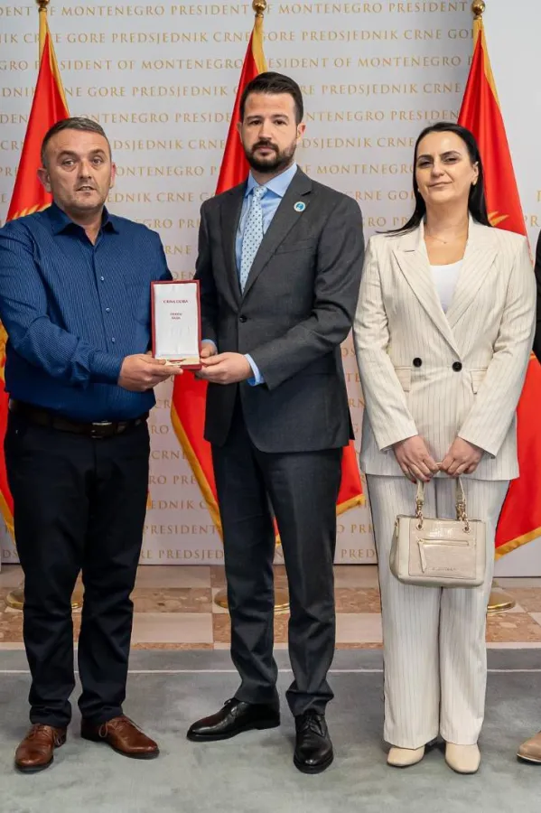 Milatović posthumno odlikovao Marinu Gojković Ordenom rada za posvećen rad na integraciji romske i egipćanske populacije