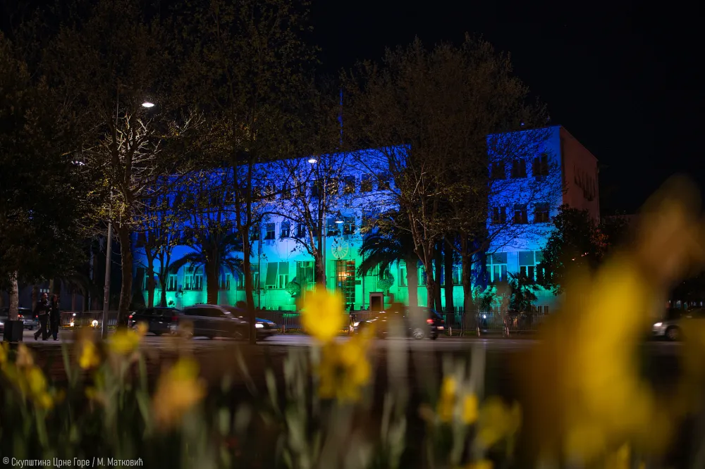 Zgrada Skup&scaron;tine Crne Gore osvijetljena večeras u bojama romske zastave