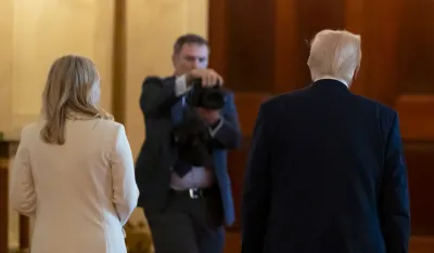 PR menadžerka Kerolajn Levit &scaron;eta sa Donaldom Tramp u istočnoj sobi Bijele kuće,Utorak, 8. April, 2025, Va&scaron;ington, via Guliver Image 