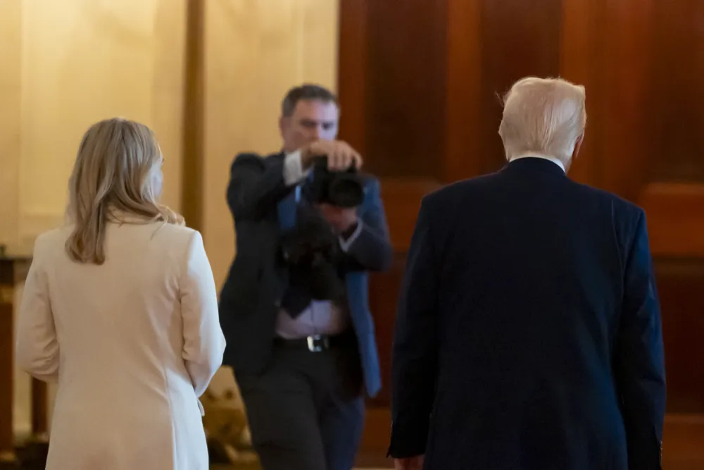 PR menadžerka Kerolajn Levit &scaron;eta sa Donaldom Tramp u istočnoj sobi Bijele kuće,Utorak, 8. April, 2025, Va&scaron;ington, via Guliver Image 