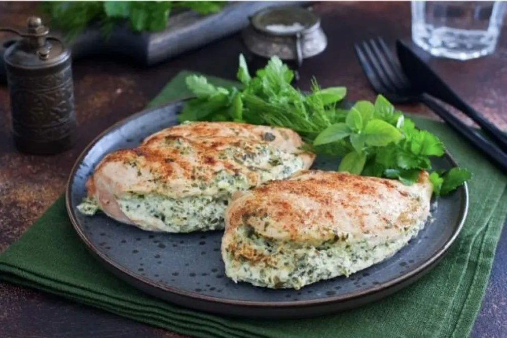 Pileći file punjen dimljenim sirom