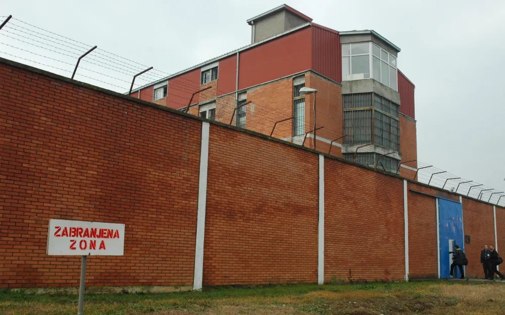 "Pobunjenicima" uzeli frižidere i televizore