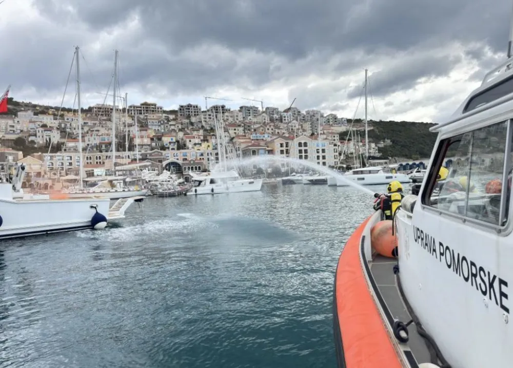 UPSUL:&nbsp;U marini Lu&scaron;tica Bej izvedena vježba ga&scaron;enja požara na jahti