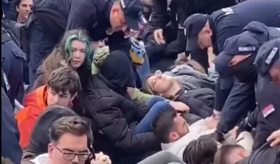 (VIDEO) Incident u Novom Pazaru: Studenti poku&scaron;ali da blokiraju odlazak autobusa na miting u Beograd