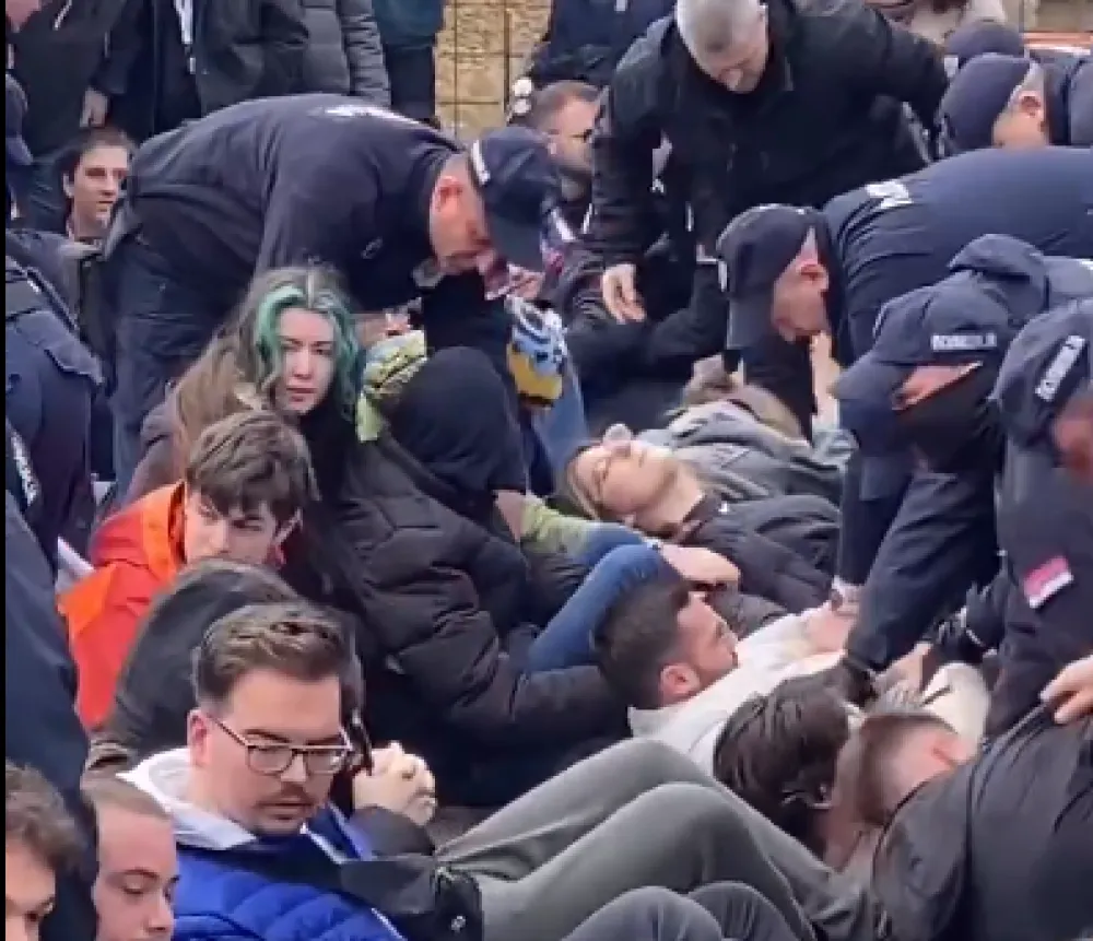 (VIDEO) Incident u Novom Pazaru: Studenti poku&scaron;ali da blokiraju odlazak autobusa na miting u Beograd