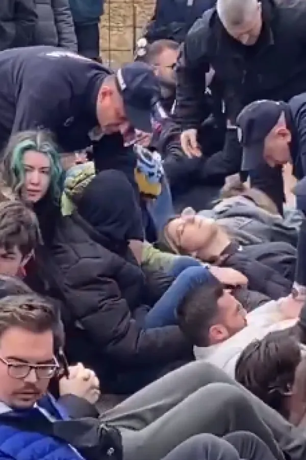(VIDEO) Incident u Novom Pazaru: Studenti poku&scaron;ali da blokiraju odlazak autobusa na miting u Beograd