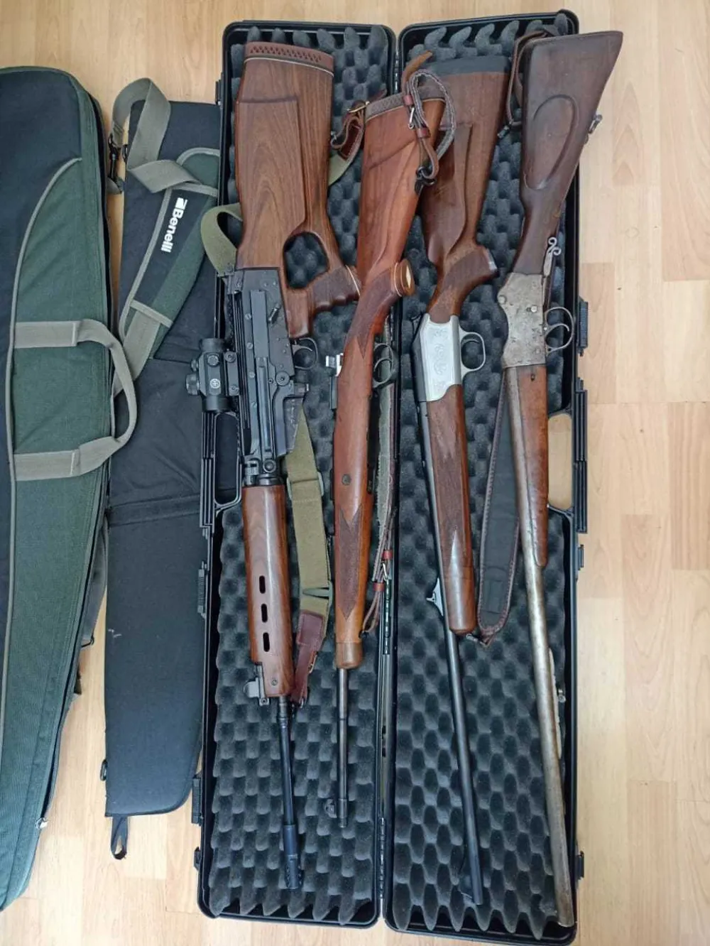 (FOTO) Od Baranina oduzeto pet pi&scaron;tolja, četiri pu&scaron;ke i preko 2.400 komada municije