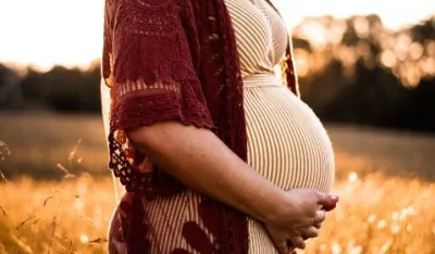 FOTO: Unsplash - Devon DivineAvailable for hire, trudnica, ilustracija