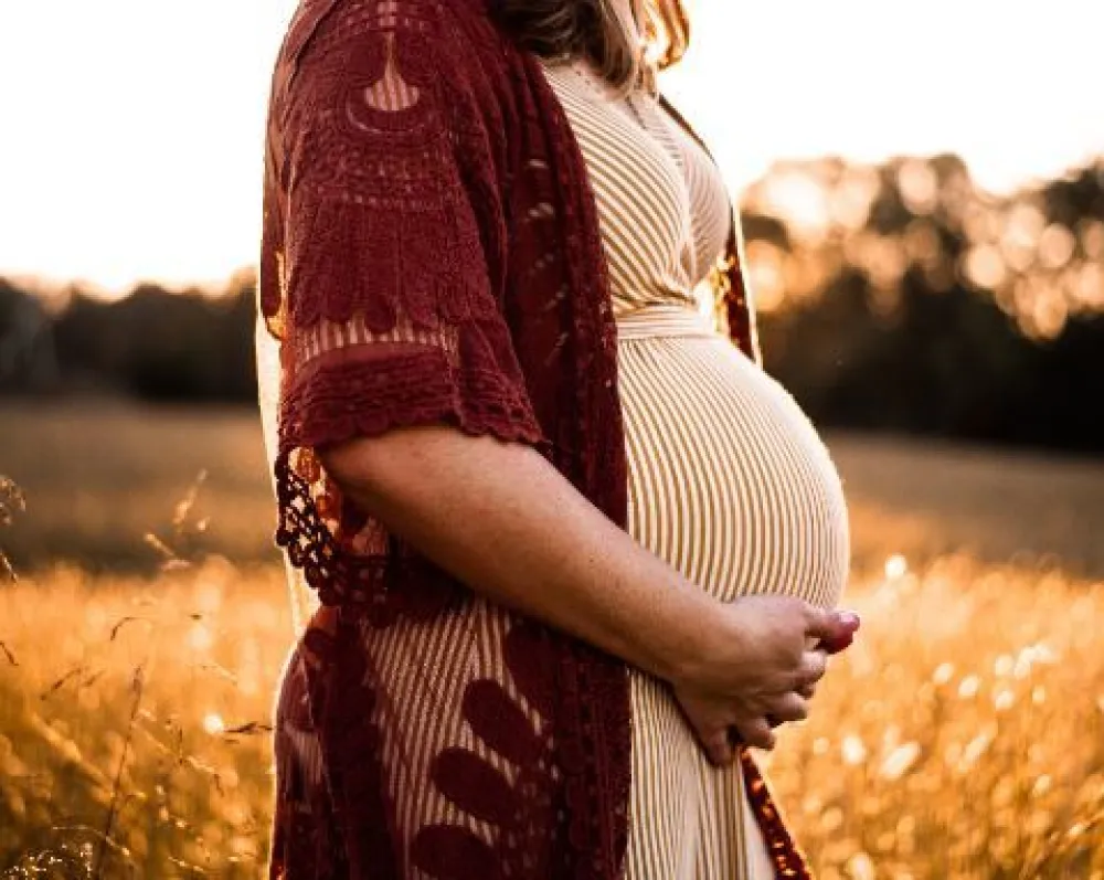 FOTO: Unsplash - Devon DivineAvailable for hire, trudnica, ilustracija