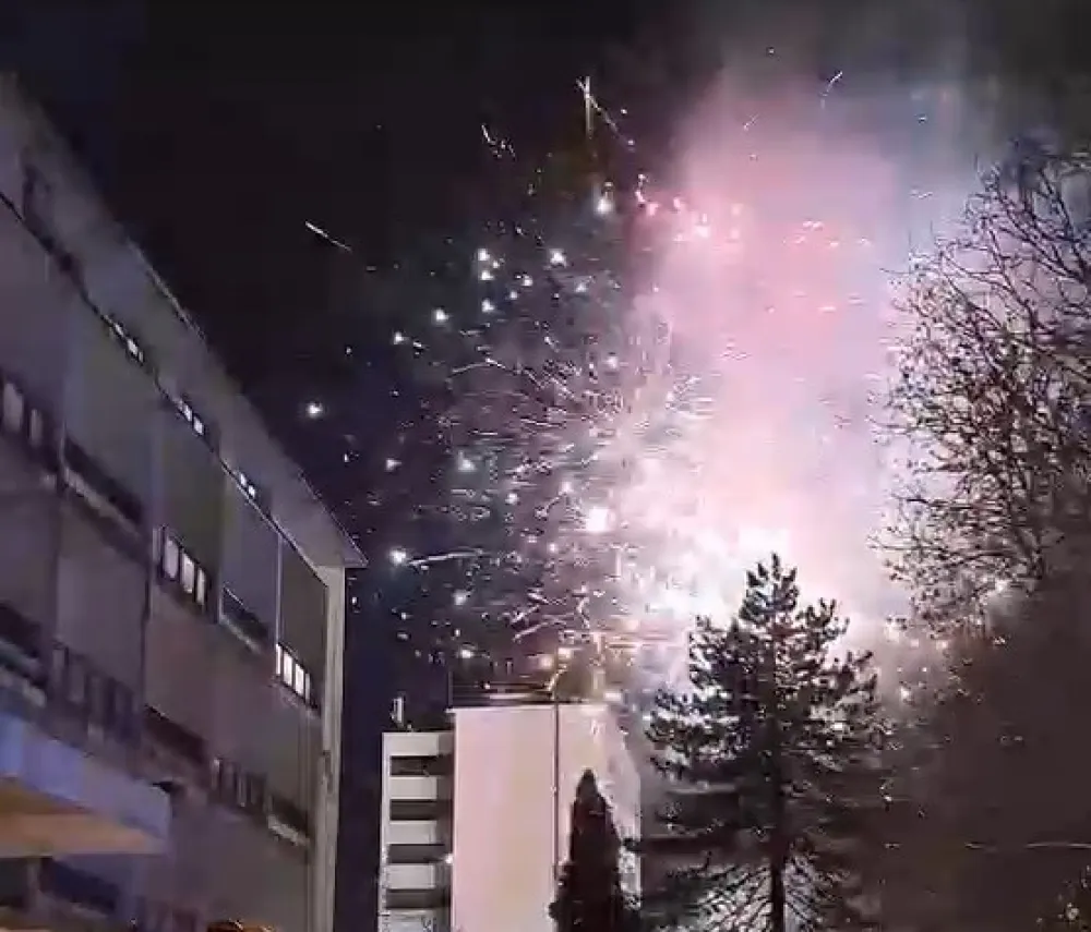 (FOTO/VIDEO) Vatromet i &scaron;ampanjac za izborni rezultat ZBCG u Nik&scaron;iću