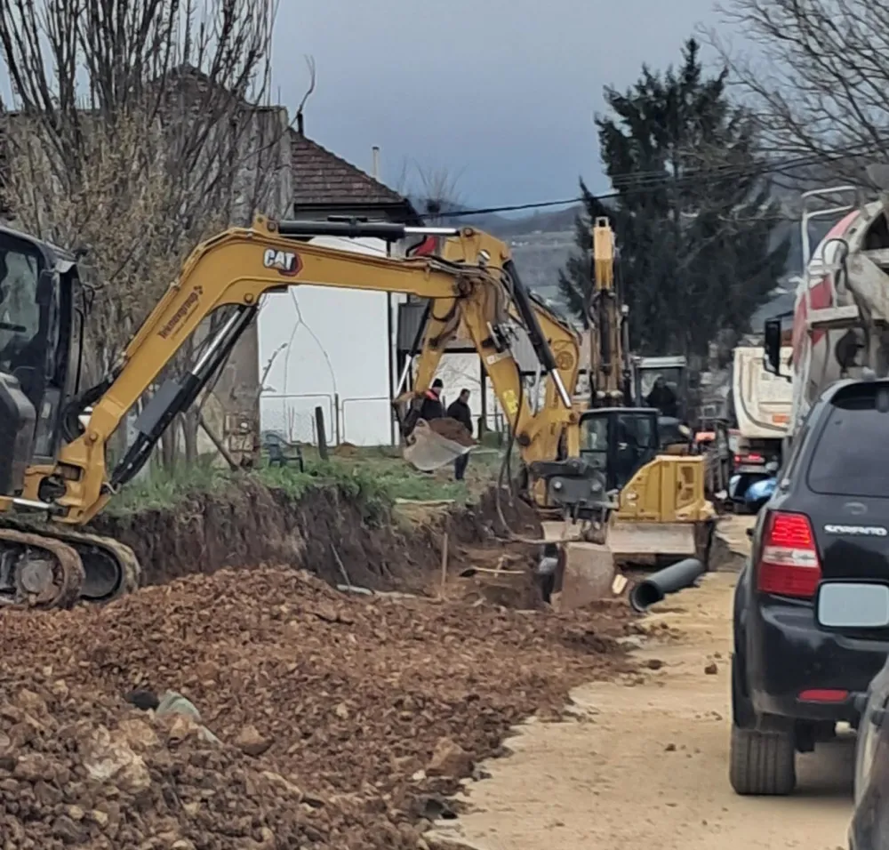 U bjelopoljskoj MZ Gubavač cijevi od vodovoda ostale po sredini puta
