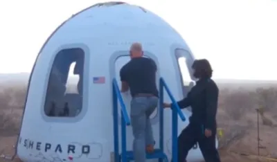 (VIDEO) Snimak koji je osvojio internet: Džef Bezos pao dok je čekao vjerenicu iz svemira