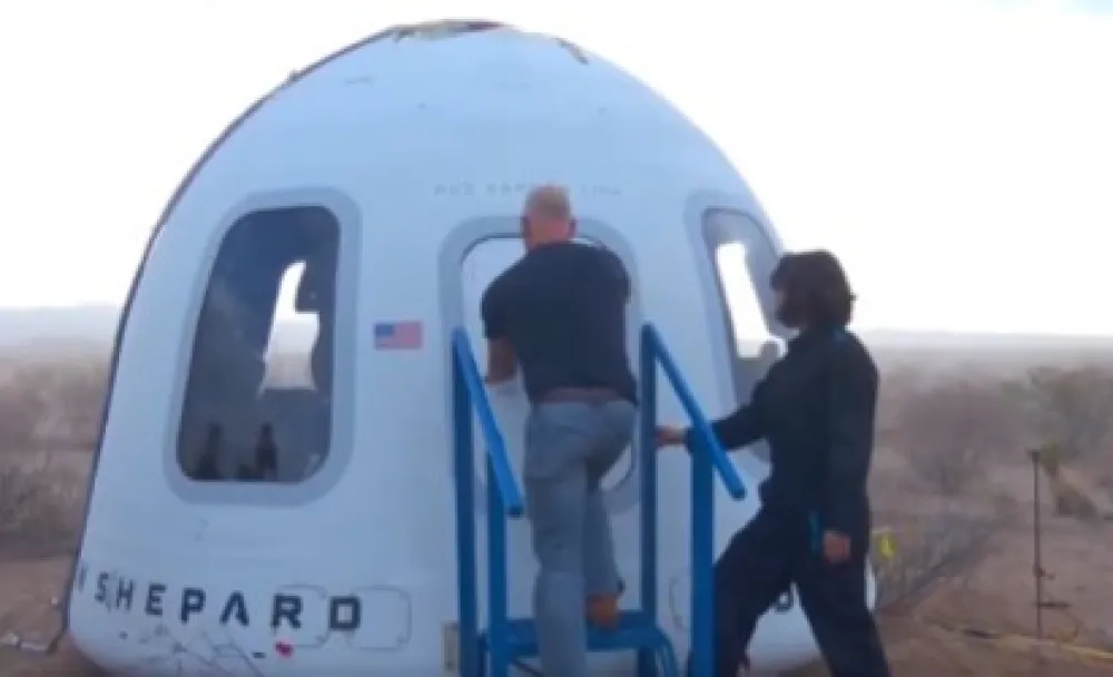 (VIDEO) Snimak koji je osvojio internet: Džef Bezos pao dok je čekao vjerenicu iz svemira