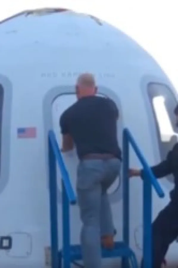 (VIDEO) Snimak koji je osvojio internet: Džef Bezos pao dok je čekao vjerenicu iz svemira