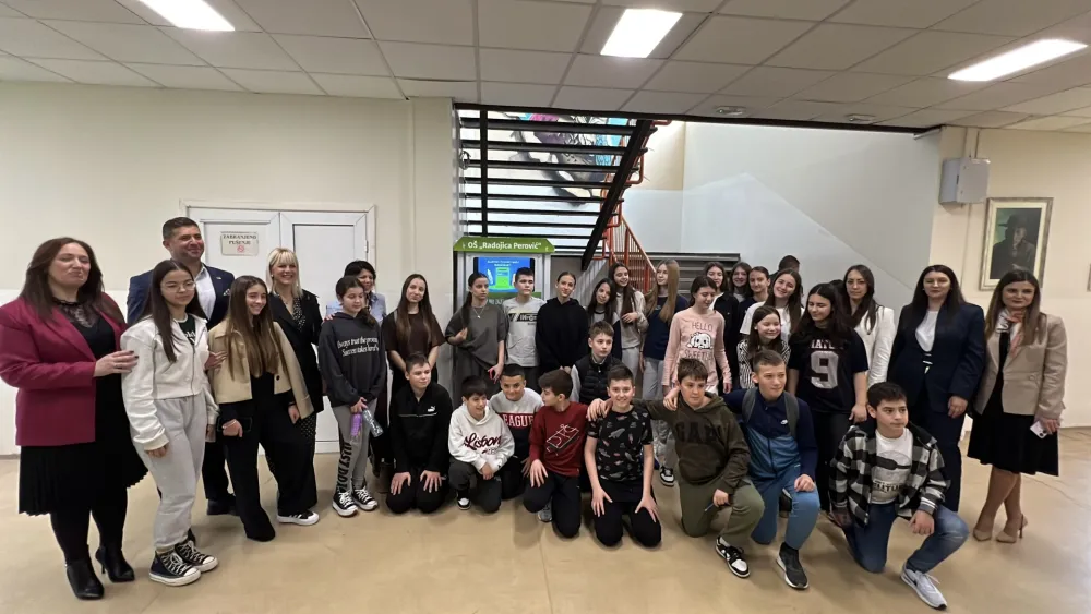 O&Scaron; "Radojica Perović" i O&Scaron; "&Scaron;tampar Makarije" dobile reciklomate: Za pet boca na poklon olovka