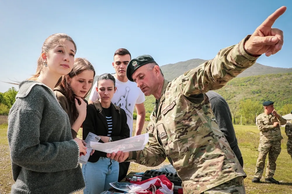 Srednjo&scaron;kolci posjetili kasarnu VCG u Danilovgradu