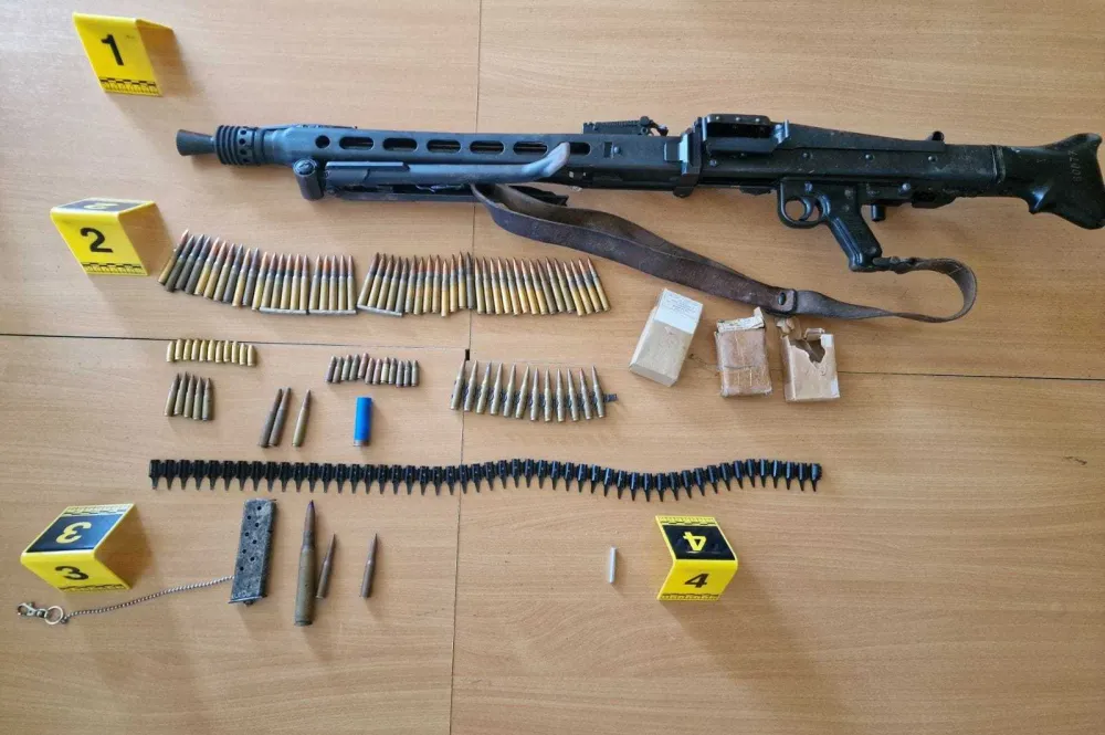 UP: Uhap&scaron;ena dva lica, oduzeti pu&scaron;komitraljez, motocikl, blindirano vozilo, droga