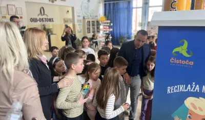 (FOTO/VIDEO) O&Scaron; &bdquo;Oktoih&rdquo; dobila reciklomat od Glavnog grada: Recikliraju plastiku za olovku