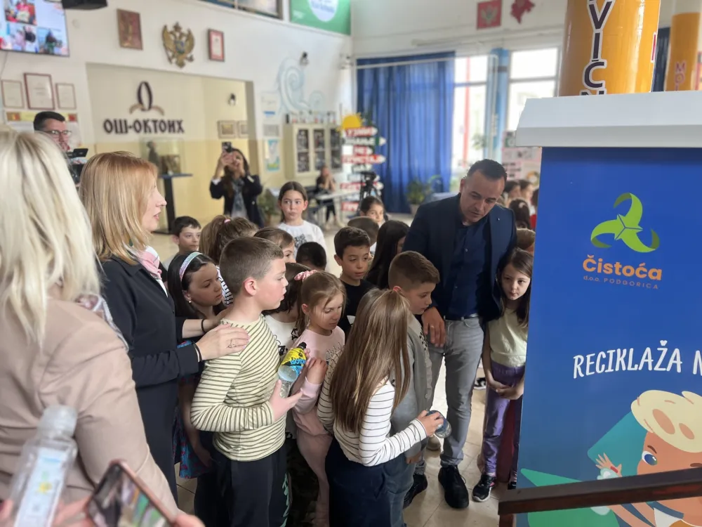(FOTO/VIDEO) O&Scaron; &bdquo;Oktoih&rdquo; dobila reciklomat od Glavnog grada: Recikliraju plastiku za olovku