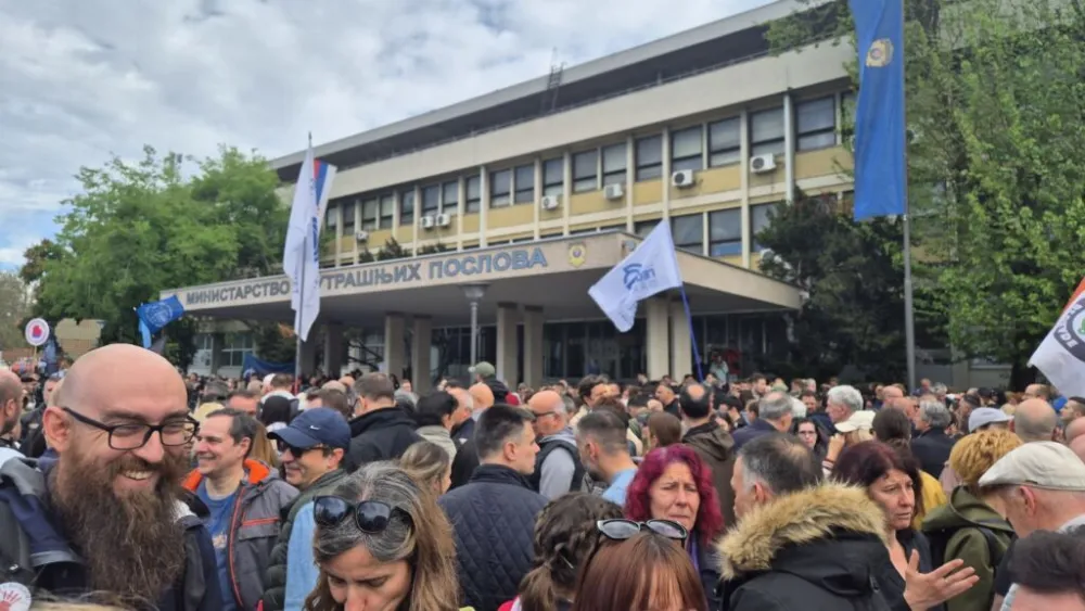 Rektor Univerziteta u Beogradu priveden, studenti poručili: ''Ne damo rektora''