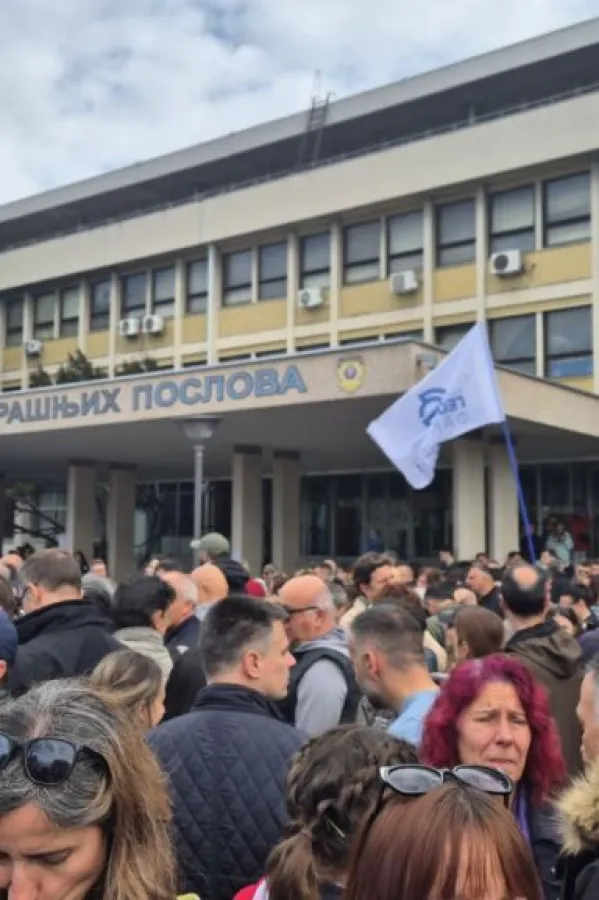 Rektor Univerziteta u Beogradu priveden, studenti poručili: ''Ne damo rektora''