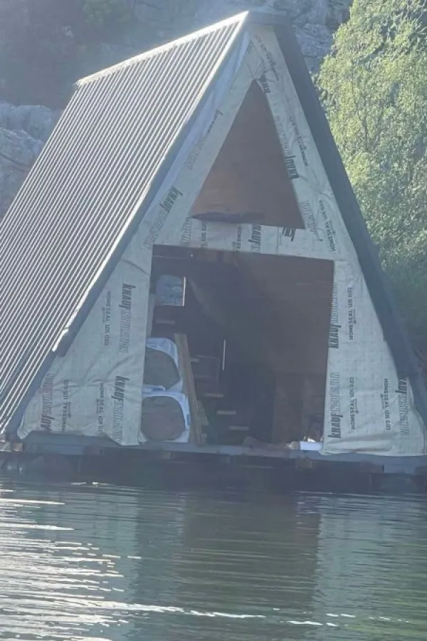 NPCG: Nastavljena nelegalna gradnja plutajućih objekata u NP Skadarsko jezero, inspekcije tvrde da su nenadležne