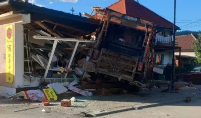 Bijelo Polje: Kamion komunalnog preduzeća udario u cvjećaru, povrijeđeno nekoliko osoba