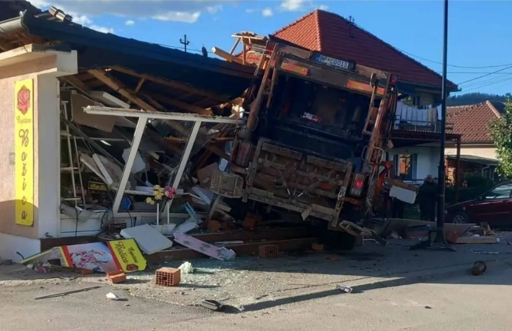 Bijelo Polje: Kamion komunalnog preduzeća udario u cvjećaru, povrijeđeno nekoliko osoba