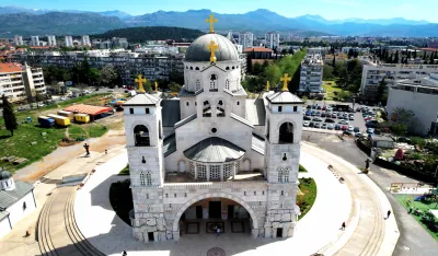Mitropolit Joanikije služi vaskr&scaron;nju liturgiju u hramu Hristovog vaskrsenja u Podgorici