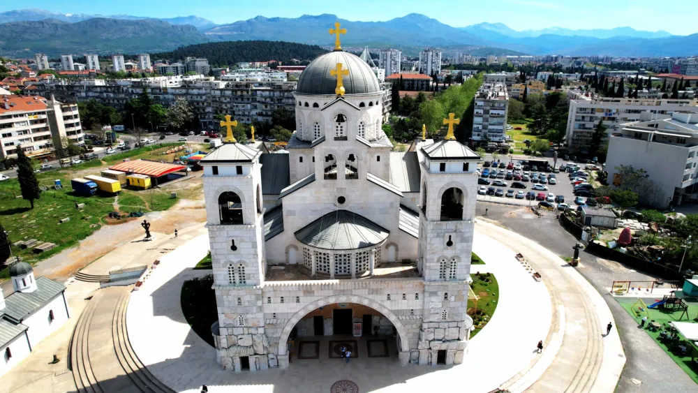Mitropolit Joanikije služi vaskr&scaron;nju liturgiju u hramu Hristovog vaskrsenja u Podgorici